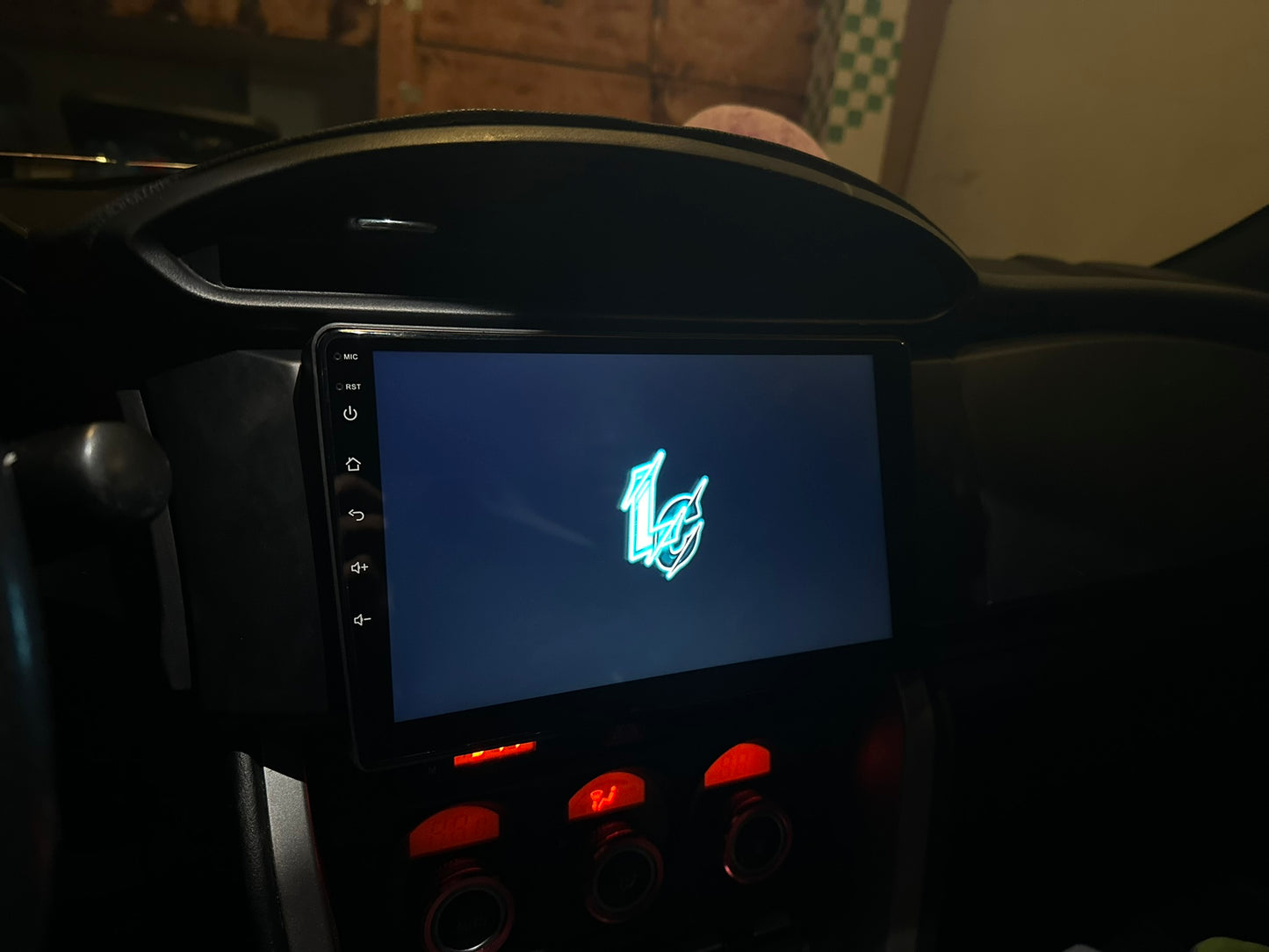 Luminous 9” QLED CarPlay & Android Auto Headunit